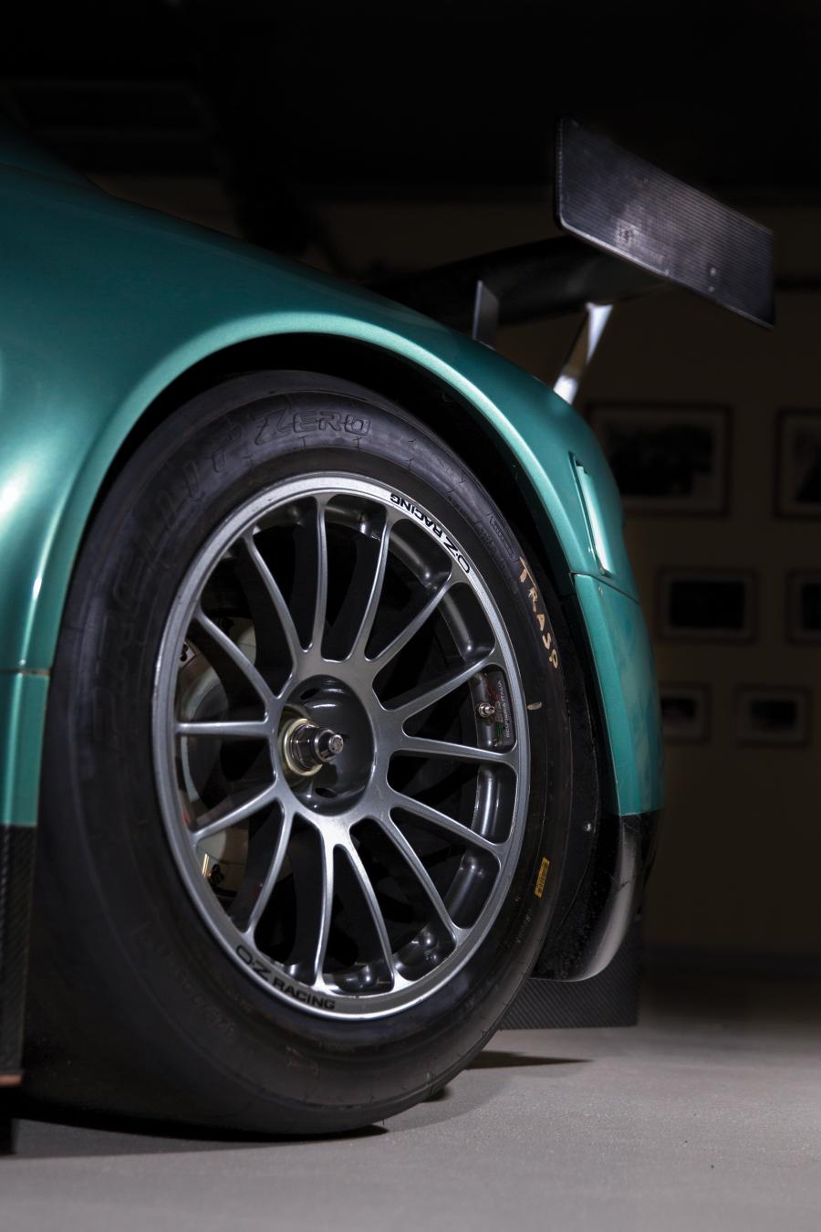 Колеса Aston Martin DBR9 2005 года  (фото 2 из 60)